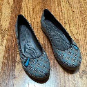 Crocs printed flat (brown with plaid print)